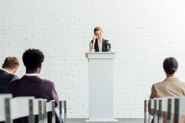 konferans salonunda konferans sırasında ayakta ve konuşma çekici iş kadını