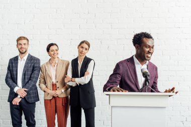 konferans sırasında konuşma resmi giyim afrikalı Amerikalı işadamı 