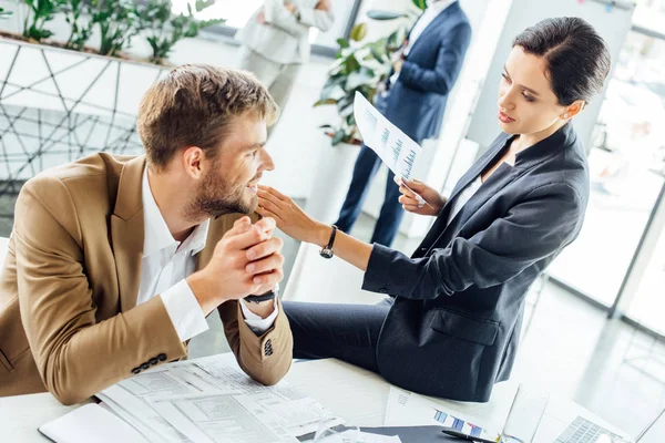 Atractiva Mujer Negocios Sentada Mesa Hablando Con Colega — Foto de Stock