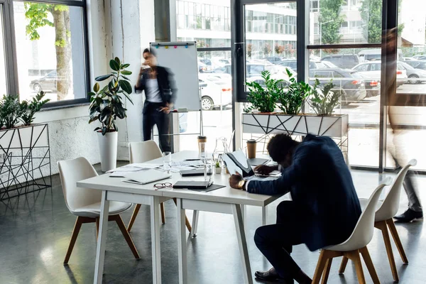 Rückansicht Eines Afrikanisch Amerikanischen Geschäftsmannes Der Büro Auf Einem Tisch — Stockfoto