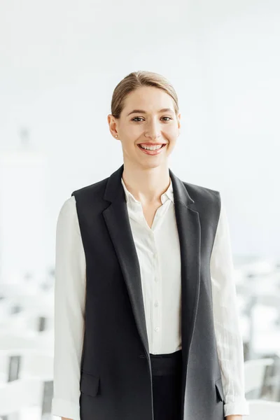 Attraente Felice Donna Affari Abito Formale Sorridente Nella Sala Conferenze — Foto Stock