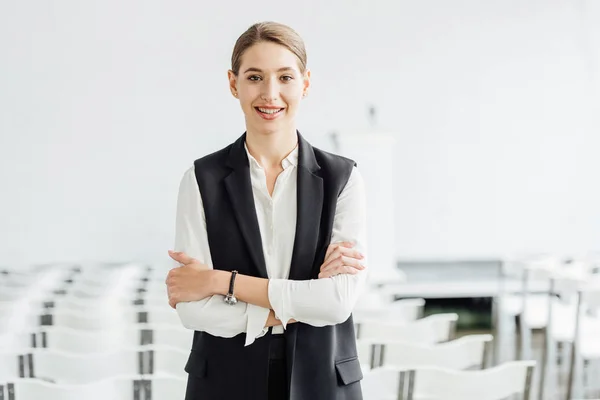 Mujer Sonriente Atractiva Ropa Formal Con Brazos Cruzados Sala Conferencias — Foto de Stock