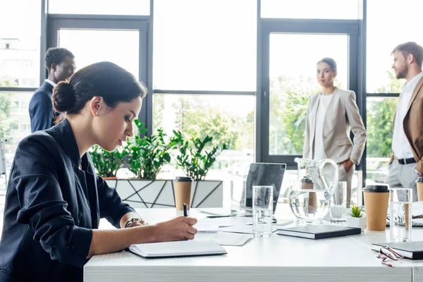 Zijaanzicht Van Aantrekkelijke Zakenvrouw Formele Slijtage Schrijven Notebook — Stockfoto