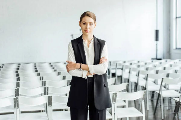 Atractiva Mujer Ropa Formal Con Brazos Cruzados Sala Conferencias —  Fotos de Stock