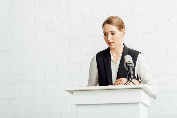 Atraente Empresária Falando Durante Conferência Sala Conferências — Fotografia de Stock