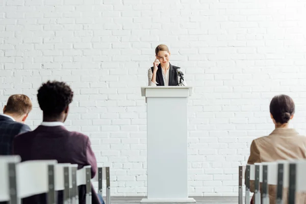 Atraente Empresária Falando Durante Conferência Sala Conferências — Fotografia de Stock