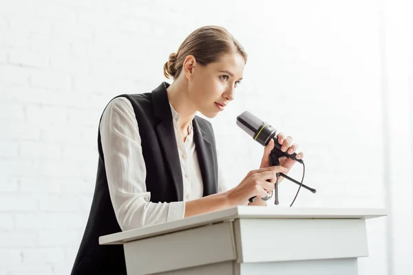 Attractive Businesswoman Standing Talking Conference Conference Hall — Stock Photo, Image