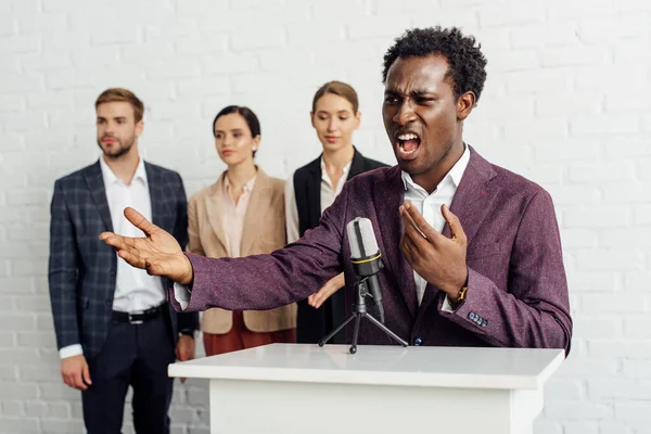 Africano Americano Empresário Desgaste Formal Falando Durante Conferência — Fotografia de Stock