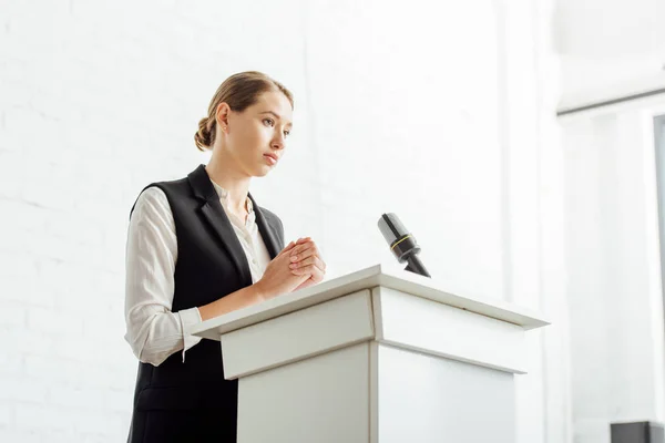 Atractiva Mujer Negocios Pie Mirando Hacia Otro Lado Durante Conferencia — Foto de Stock