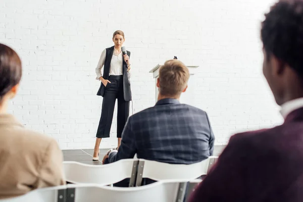 Attraktiv Affärskvinna Som Håller Mikrofonen Och Pratar Konferens Konferenssalen — Stockfoto