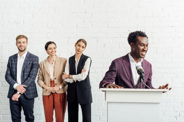 Afro Americano Uomo Affari Abito Formale Parlando Durante Conferenza — Foto Stock