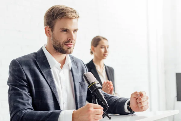 Homem Negócios Desgaste Formal Falando Durante Conferência Sala Conferências — Fotografia de Stock