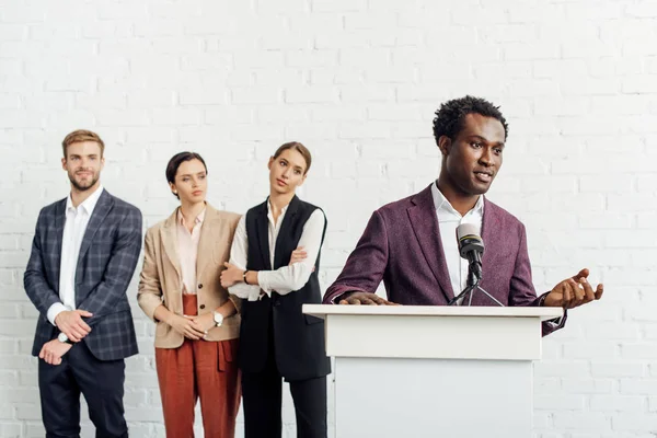 African American Biznesmen Formalne Zużycie Rozmowy Podczas Konferencji — Zdjęcie stockowe