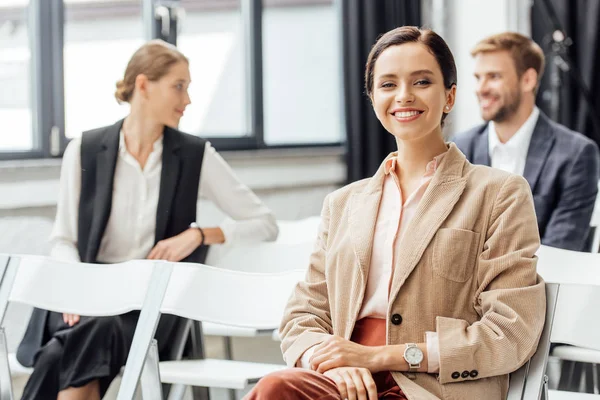 Enfoque Selectivo Mujer Atractiva Desgaste Formal Sonriendo Durante Conferencia — Foto de Stock