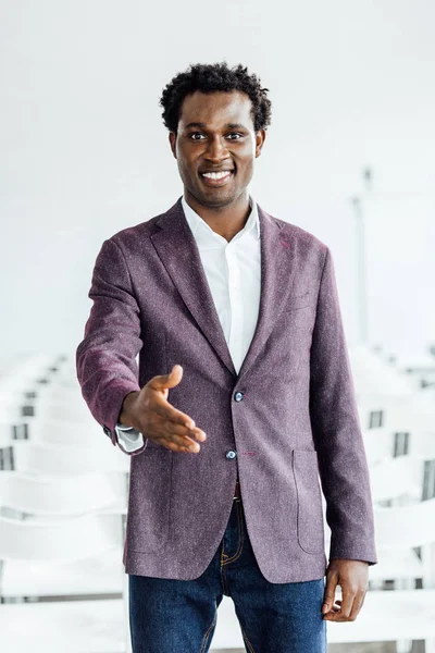 Афроамериканець Бізнесмен Офіційному Зносу Витягнутих Боку Посміхаючись Конференц Залі — стокове фото