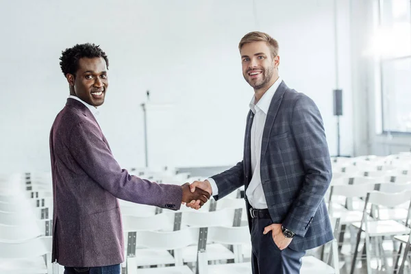 Två Multietniska Kollegor Formella Slitage Skakar Hand Conference Hall — Stockfoto