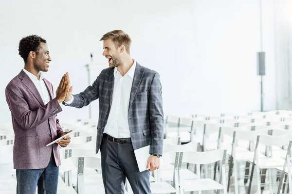 Två Multietniska Kollegor Formella Slitage Hålla Digitala Tabletter Conference Hall — Stockfoto