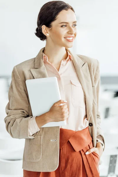 Attraente Donna Affari Abito Formale Sorridente Tenendo Tablet Digitale — Foto Stock