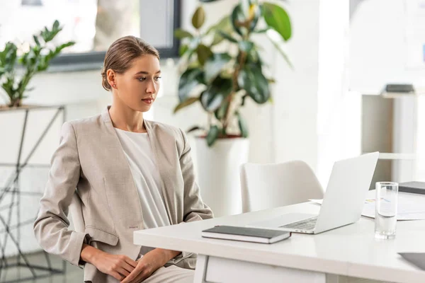 Mulher Negócios Atraente Desgaste Formal Sentado Olhando Para Laptop — Fotografia de Stock