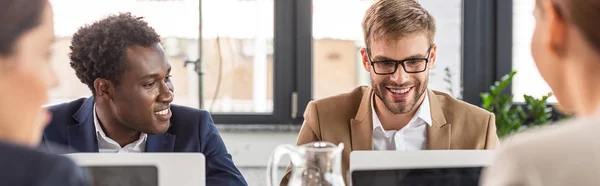 Panoramische Foto Van Multi Etnische Zakenlui Formele Kleding Praten Office — Stockfoto