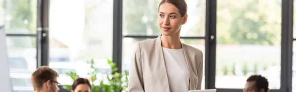 Plano Panorámico Mujer Negocios Desgaste Formal Mirando Hacia Otro Lado — Foto de Stock