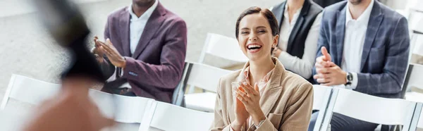 Tiro Panorâmico Atraente Empresária Sorrindo Batendo Palmas Durante Conferência — Fotografia de Stock