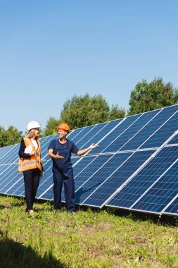 yakışıklı mühendis ve çekici iş kadını konuşurken ve birbirlerine bakıyor 