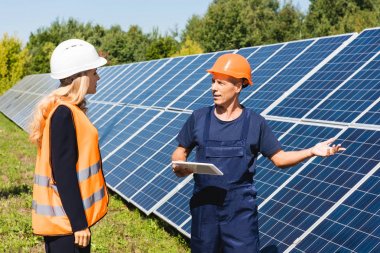 yakışıklı mühendis ve iş kadını konuşurken ve birbirlerine bakıyor 