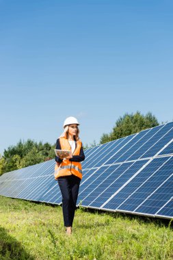 hardhat yürüyüş ve dijital tablet tutan çekici iş kadını 