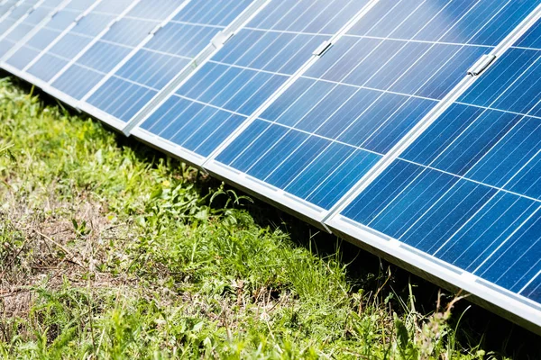 Baterías Energía Solar Azul Con Espacio Copia Hierba Verde —  Fotos de Stock