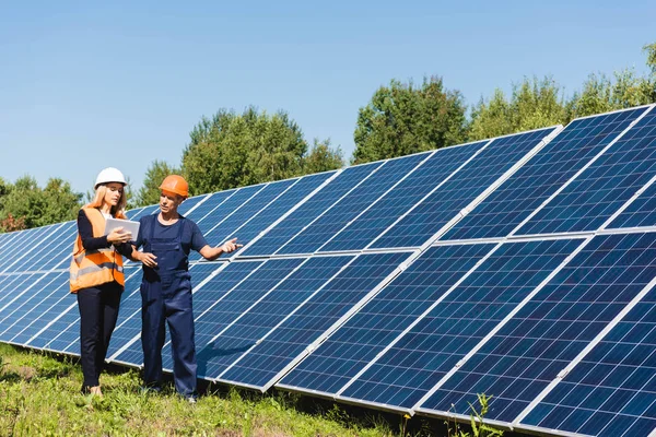 mühendis ve iş kadını konuşma ve dijital tablet bakarak 