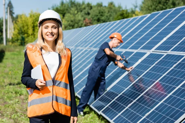 Atractiva Mujer Negocios Hardhat Sonriendo Sosteniendo Tableta Digital — Foto de Stock