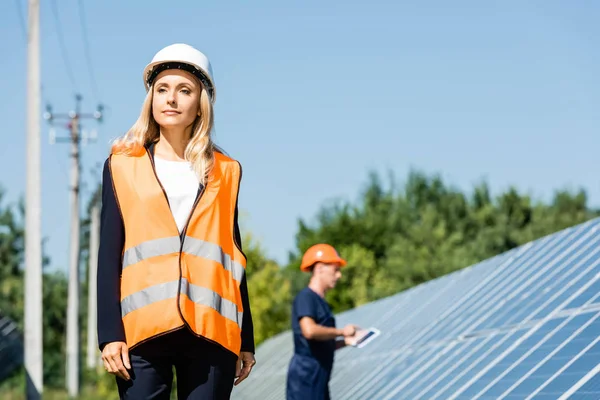 Atrakcyjna Kobieta Interesu Hardhat Kamizelka Bezpieczeństwa Patrząc Dala — Zdjęcie stockowe