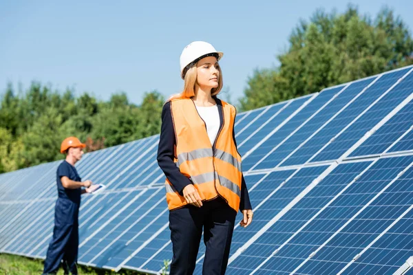 Atractiva Mujer Negocios Hardhat Caminar Cerca Baterías Energía Solar —  Fotos de Stock