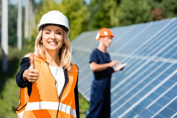 Atractiva Mujer Negocios Hardhat Sonriendo Mostrando Pulgar Hacia Arriba — Foto de Stock