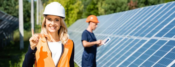 Panoramic Shot Attractive Businesswoman Hardhat Smiling Showing Idea Gesture — Stock Photo, Image