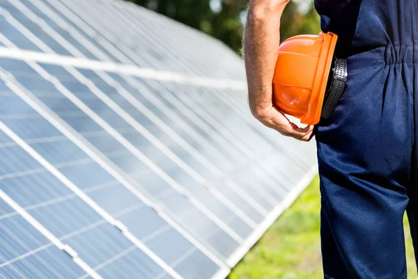 Rückansicht Eines Mannes Overalls Mit Orangefarbenem Bollenhut — Stockfoto