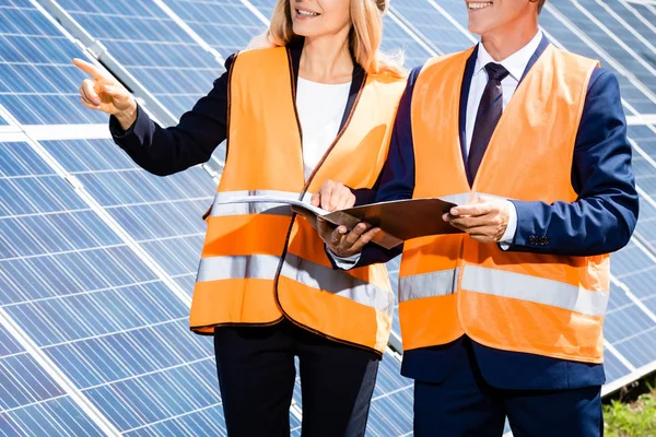 Bijgesneden Weergave Van Zakenman Holding Map Zakenvrouw Die Wijst Met — Stockfoto