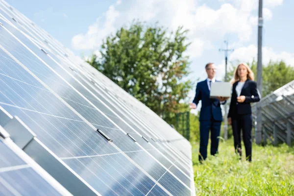 Foco Seletivo Baterias Energia Solar Azul Empresários Segundo Plano — Fotografia de Stock