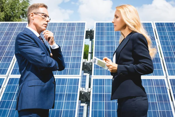 Seitenansicht Einer Hübschen Geschäftsfrau Und Geschäftsfrau Die Mit Einem Digitalen — Stockfoto