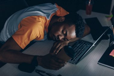 ofiste klavyede uyuyan yorgun afro-amerikan programcı