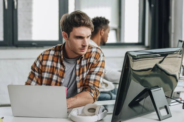 Selektiv Fokus Tankeväckande Programmerare Som Arbetar Nära Afroamerikanska Kollega Office — Stockfoto