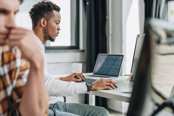 Jonge Afro Amerikaanse Programmeur Werkt Computer Buurt Van Collega — Stockfoto