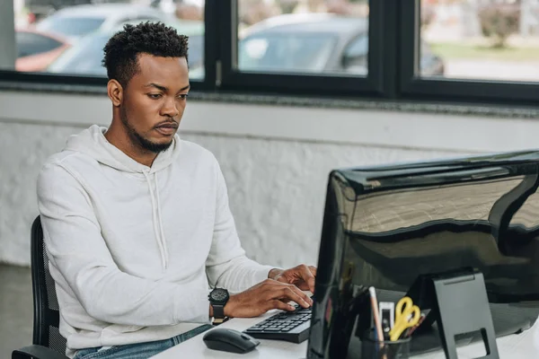Όμορφος Αφρικανικός Αμερικανός Προγραμματιστής Που Εργάζεται Υπολογιστή Στο Γραφείο — Φωτογραφία Αρχείου