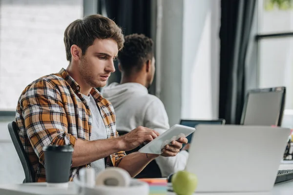 Nachdenklicher Programmierer Mit Digitalem Tablet Arbeitsplatz Der Nähe Eines Amerikanischen — Stockfoto