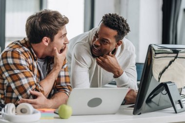 iki şok çok kültürlü programcılar birlikte ofiste çalışırken birbirlerine bakıyor