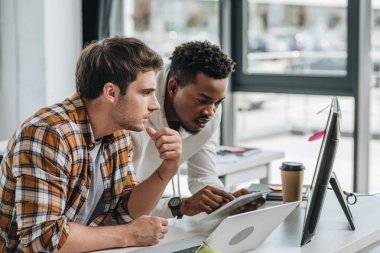 ofis meslektaşı ile çalışırken dijital tablet kullanarak afrikalı amerikalı programcı