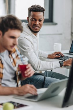 kızgın Afro-Amerikan programcı seçici odak meslektaşı içme suyu bakarak