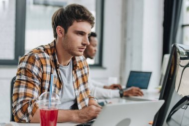 Afrikalı Amerikalı meslektaşım yakın ofiste çalışan özenli programcı seçici odak