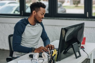 yakışıklı afro-amerikan programcı ofiste bilgisayar üzerinde çalışan